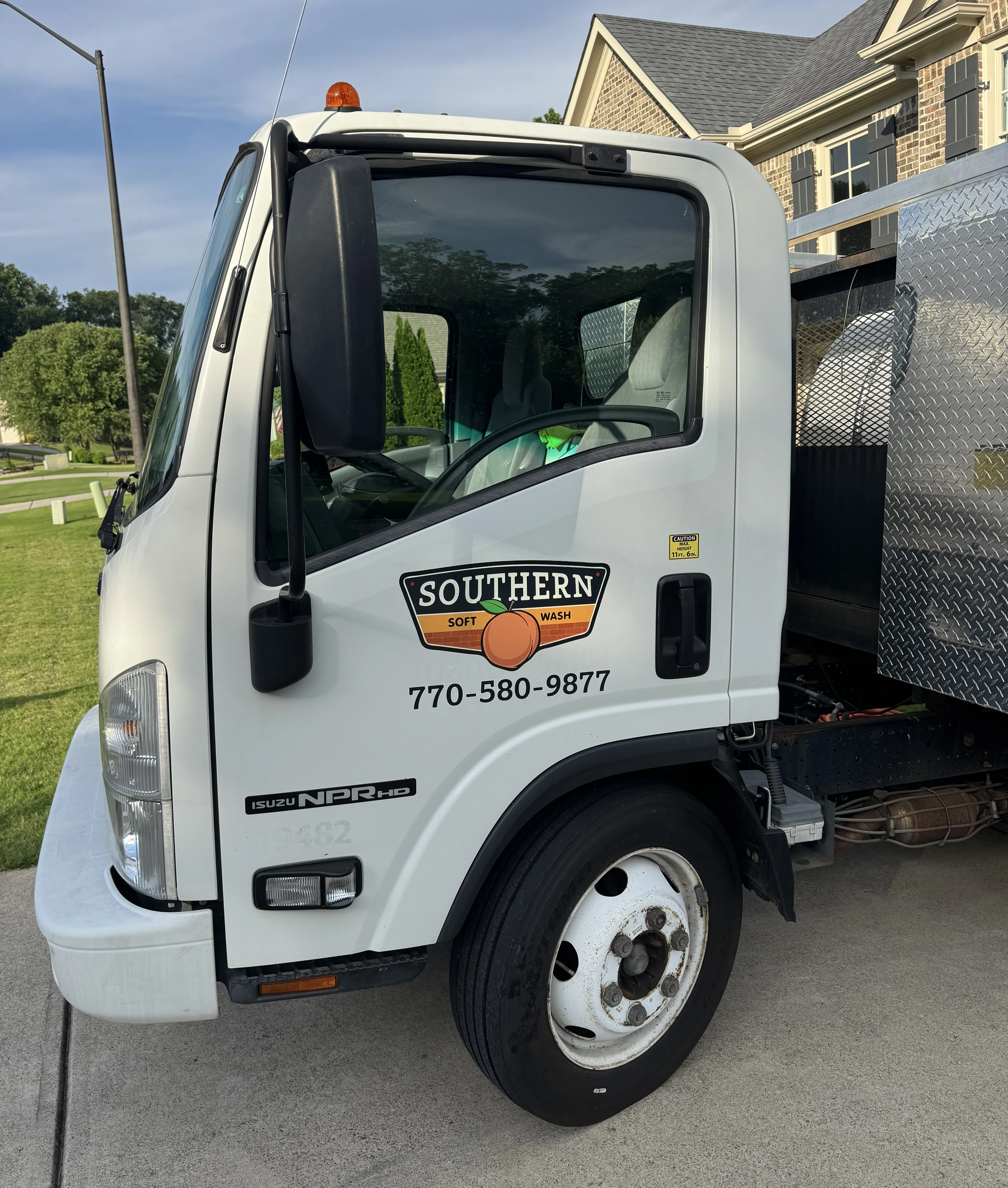 Pressure washing truck
